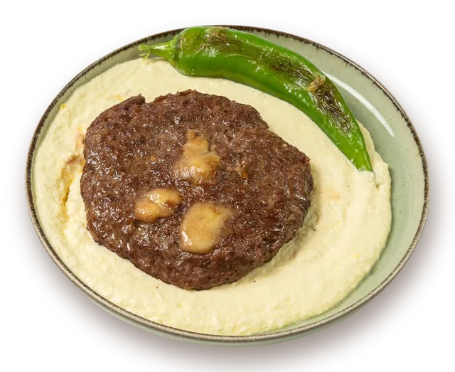 Pljeskavica in Kajmak mit gegrillter Paprika